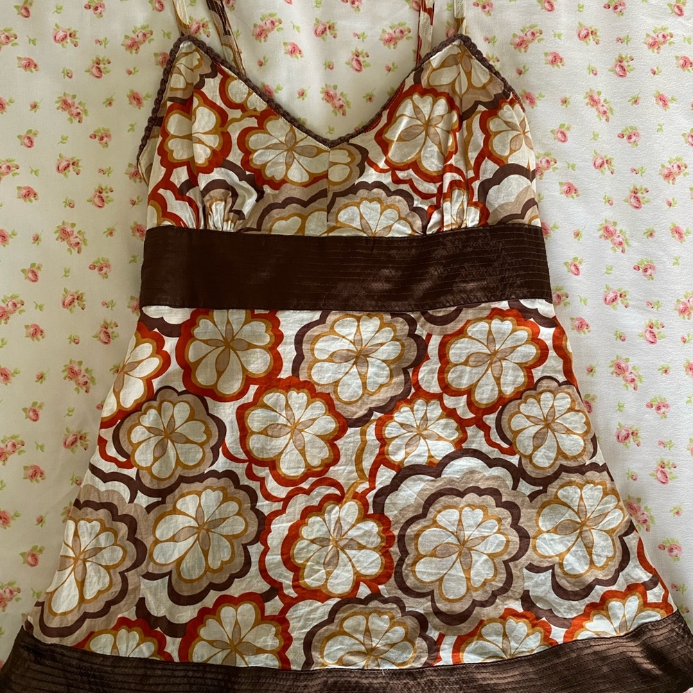 Floral-patterned Top, lined with ribbon with a ribbon tie in the back